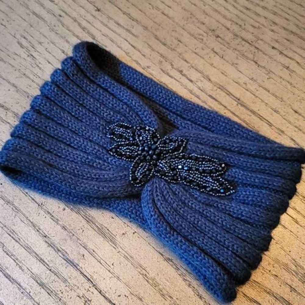 Cute cozy beaded headband🤍🖤